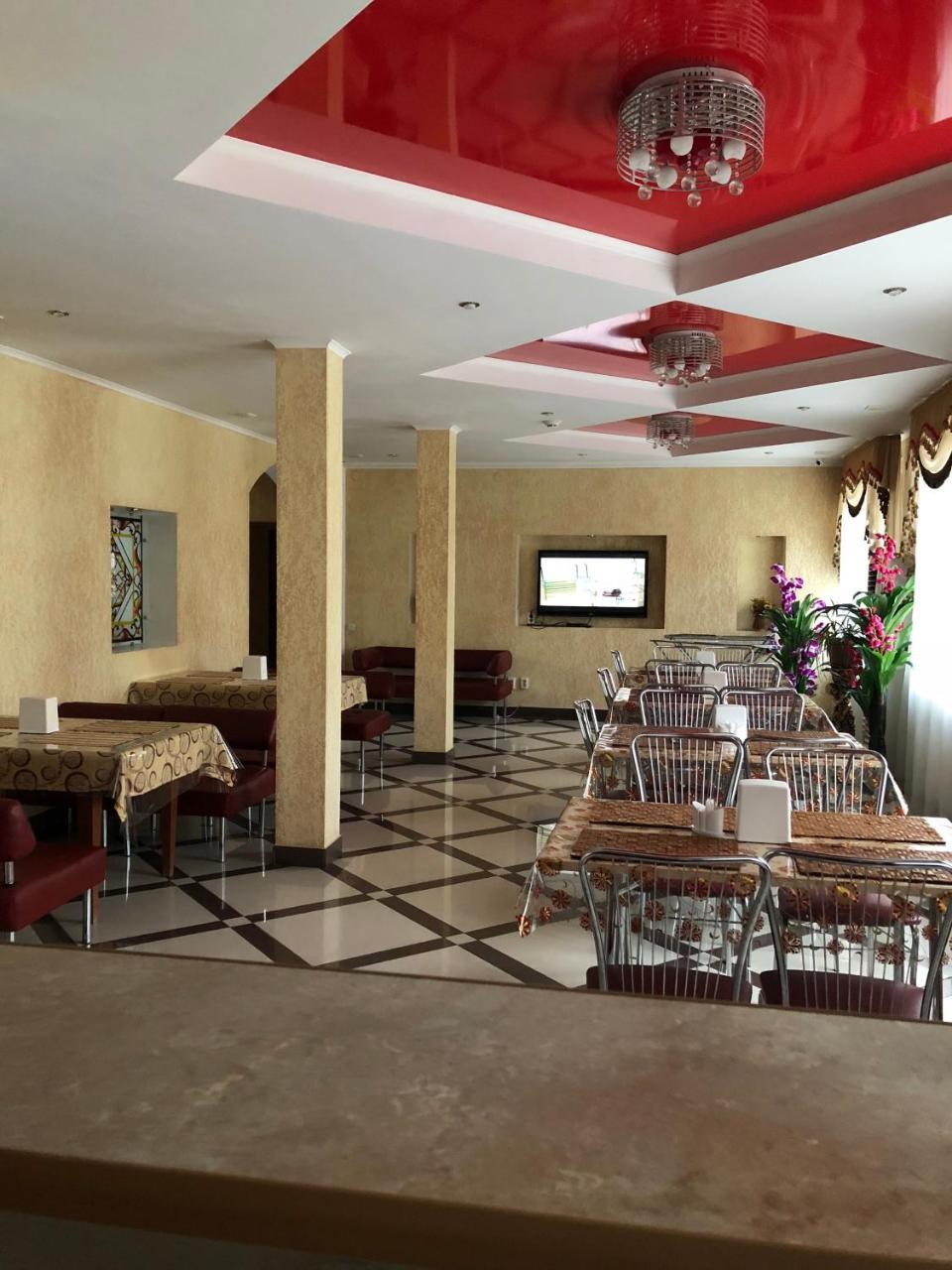 Mirage Hotel Qostanaj Buitenkant foto